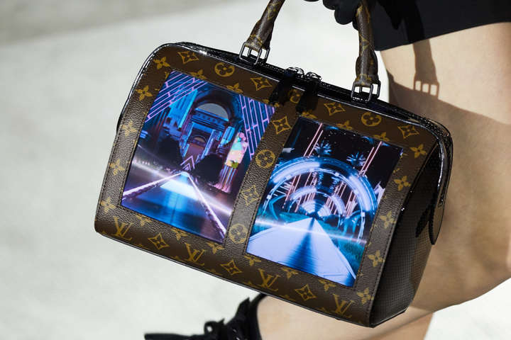 Louis Vuitton показав жіночі сумки з дисплеями
