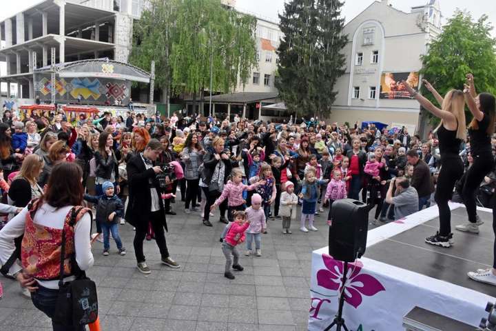 У Житомирі встановили танцювальний рекорд до Дня матері