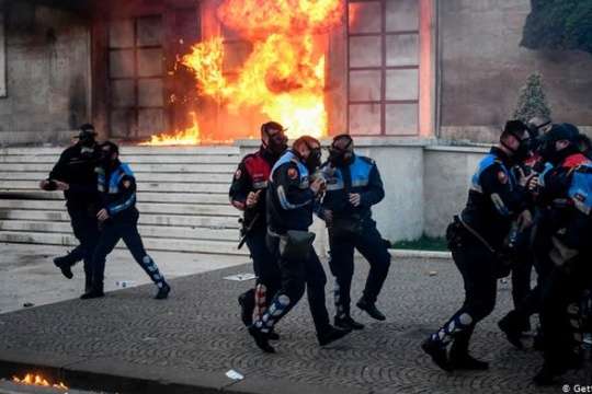 Сутички у столиці Албанії: поранені 12 поліцейських
