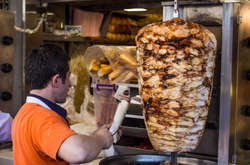 У Києві затримали іноземця, який маючи підозру на туберкульоз, торгував шаурмою