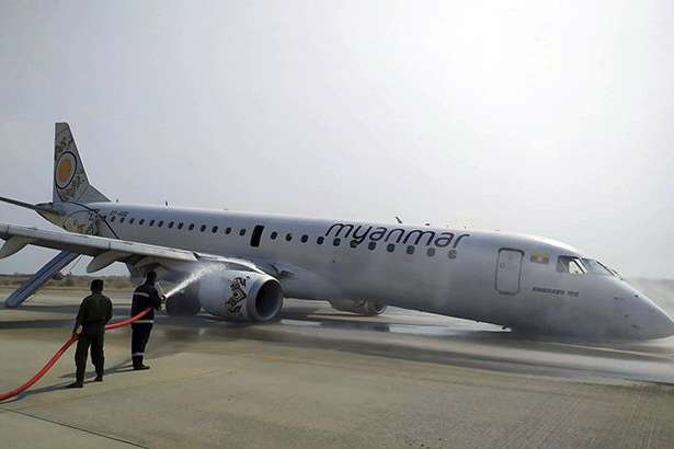 У М'янмі літак з майже сотнею пасажирів здійснив жорстку посадку