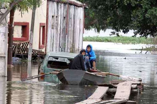 Через повені у Парагваї десятки тисяч людей залишились без домівок