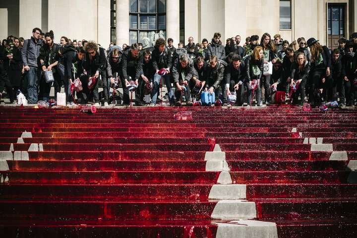 У Парижі активісти вилили на сходи палацу Шайо 300 літрів «крові»