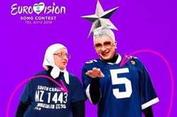 Верка Сердючка попыталась напоить израильскую телеведущую на открытии «Евровидения»