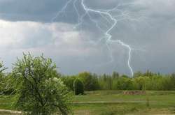 Україну сьогодні накриють сильні дощі та грози