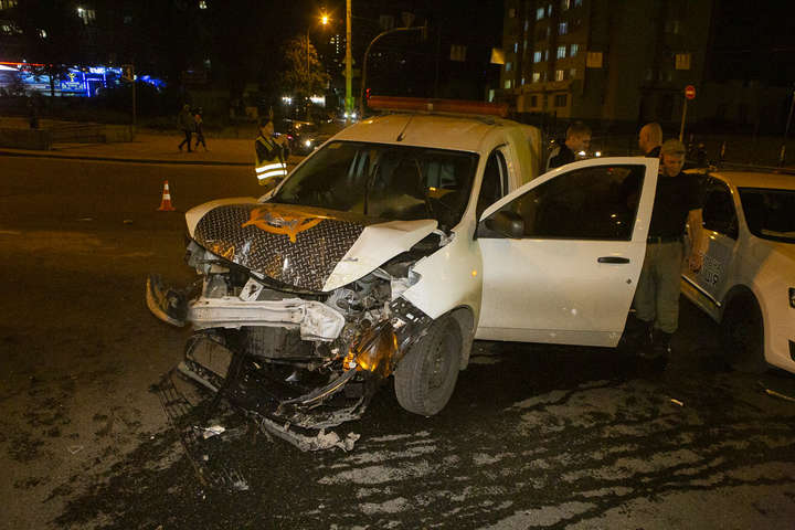 Хотів проскочити на червоне світло: у Києві Mercedes протаранив авто служби охорони (фото, відео)
