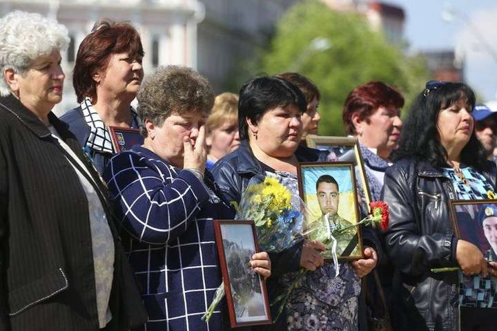 Мами загиблих українських воїнів пройшли ходою у Києві (фото, відео)