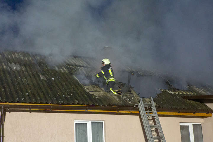 Вночі на Сирецькій після вибуху загорівся приватний будинок (фото, відео)
