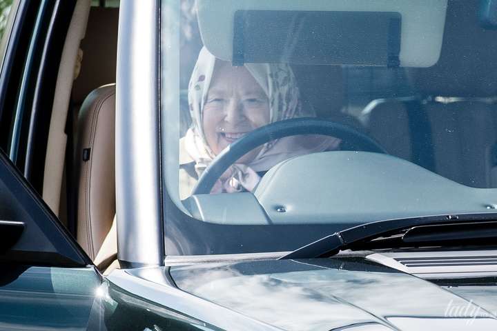 <p>Королева Єлизавета II за кермом свого авто</p> - Єлизавета II приїхала на кінні змагання на Range Rover (фото)