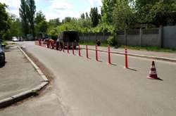 Біля ВДНГ встановили дорожні віхи, унеможлививши паркування (фото)