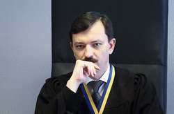 Суддя Владислав Дев'ятко  оштрафував Володимира Зеленського за демонстрацію бюлетеня 