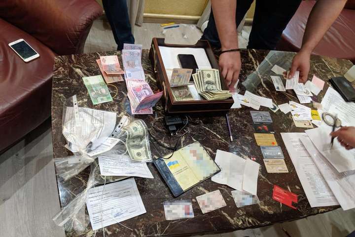 Посадовця Київського БТІ затримано на хабарі у $2 тис.