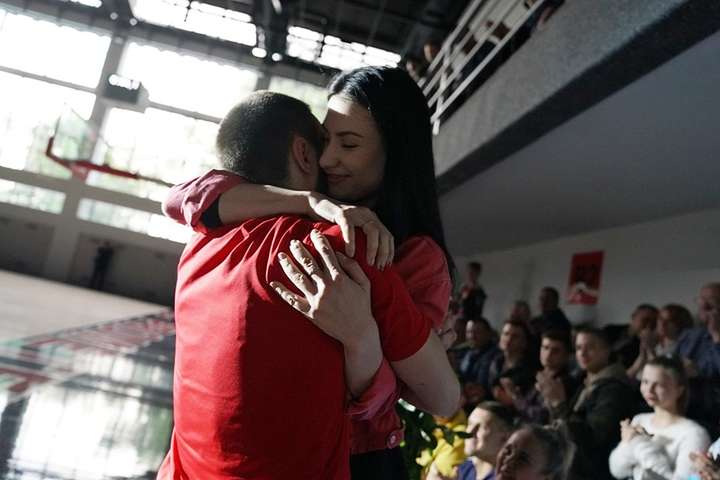 Баскетболіст Вищої ліги зробив шлюбну пропозицію коханій під час матчу 