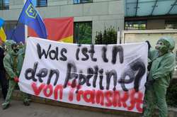 Учасники акції розгорнули біля входу до німецького посольства великий транспарант із написом німецькою мовою: &laquo;Що у трубах Транснефти?&raquo;