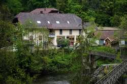 Готель у місті Пассау, де 11 травня знайшли перших жертв, яких застрелили з арбалета 