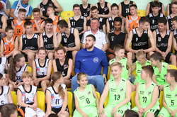 Український захисник НБА зустрівся з юними баскетболістами Черкас