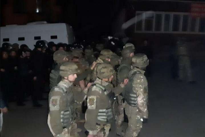 На місці знаходяться спецпризначенці КОРДу - У Вінниці невідомі захопили консервний завод: поліція штурмувала будівлю