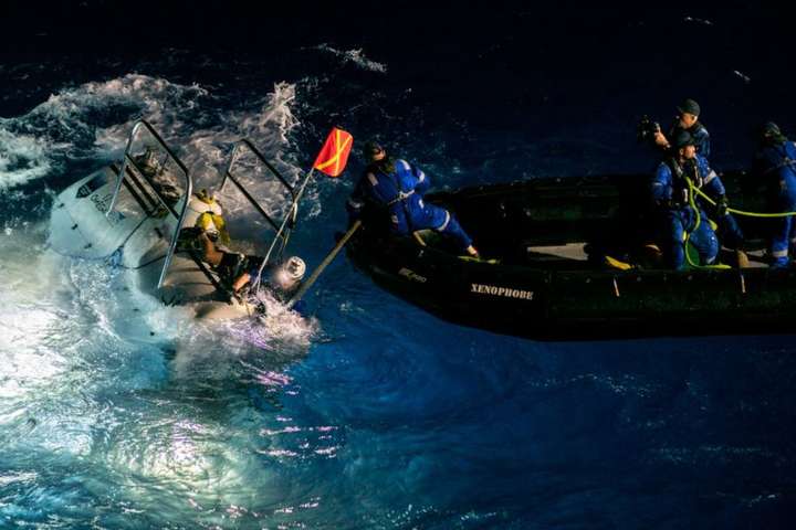 Американський дослідник встановив рекорд на найглибше занурення в океан 