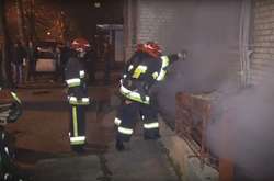 У центрі Києва горів будинок: у підвалі врятували чоловіка