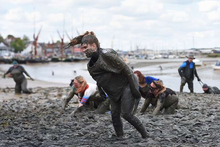 Много грязи и позитива. В Англии прошла экстремальная гонка «Maldon Mud Race 2019»