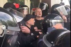 У Авакова не дозволили активістам повісити «токсичну» стрічку (відео сутички)