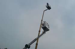  За допомогою підйомника рятувальники зняли чоловіка  