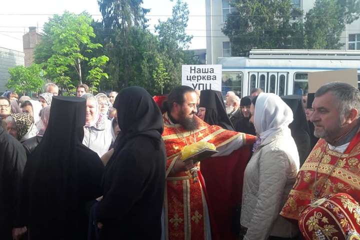 У Вінниці кілька сотень вірян Московського патріархату провели акцію поруч зі собором ПЦУ
