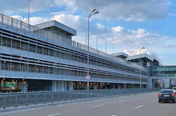 Багаторівневий паркінг біля терміналу D в Борисполі