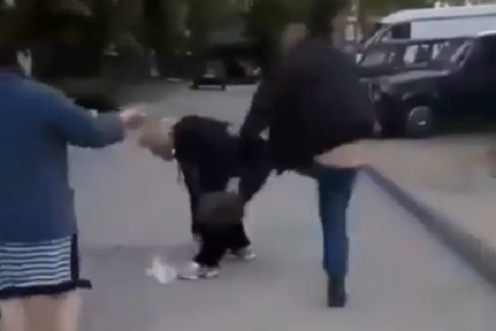 «С*ка жирна!»: у Запоріжжі чоловік жорстоко побив жінку ногами 