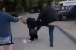 «С*ка жирна!»: у Запоріжжі чоловік жорстоко побив жінку ногами 
