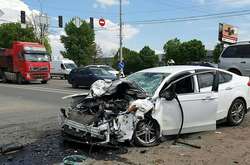 Ford на великій швидкості врізався у вантажівку