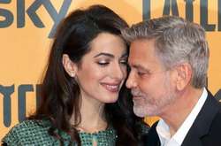 Амаль Клуни в соблазнительном наряде поддержала мужа на премьере в Риме