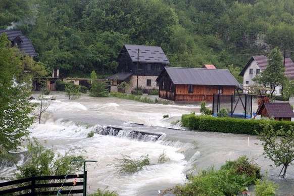 На Балканах продовжує вирувати негода: Боснія і Хорватія потерпають від повеней