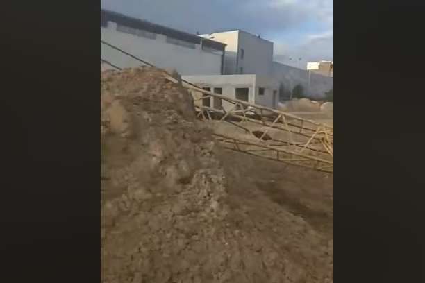 На будівництві в Києві впав кран (відео)