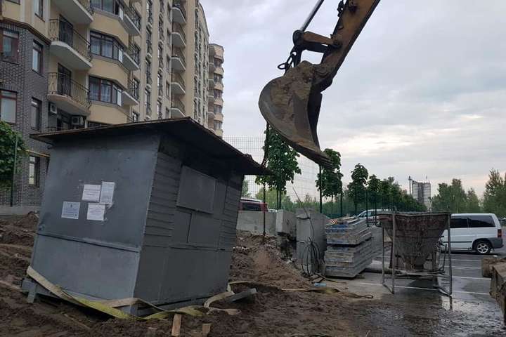 Будівельний скандал під Києвом: забудовник зносить «приймальню» нардепів (фото)