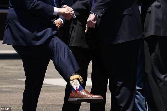 Чиновник зустрів Трампа у шкарпетках з його портретом і приклеєною шевелюрою 