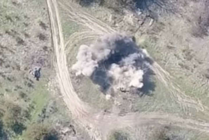Військові знищили на Донбасі позицію окупантів (відео з безпілотника)