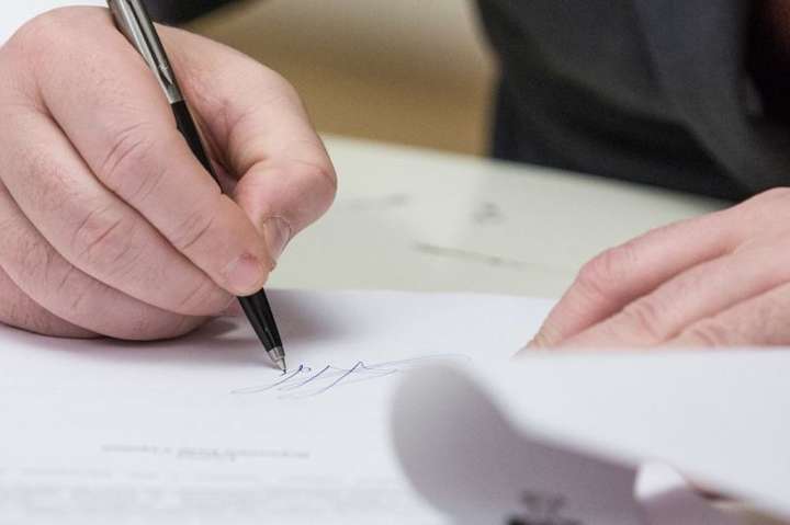 На рік в Україні призначають 300 стипендій президента України та 320 стипендій Кабінету міністрів - Кабмін збільшив майже втричі розмір президентських стипендій молодим вченим