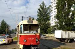 Вантажівка намагалася проскочити перед трамваєм