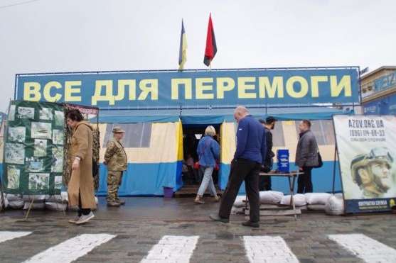 У Харкові активісти відмовилися прибирати з центральної площі намет «Все для перемоги» 