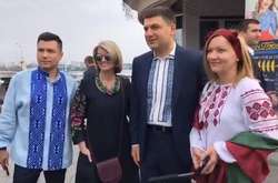  До прем’єра на Поштовій площі у Києві безперестанку підходили люди і робили з ним знімки 