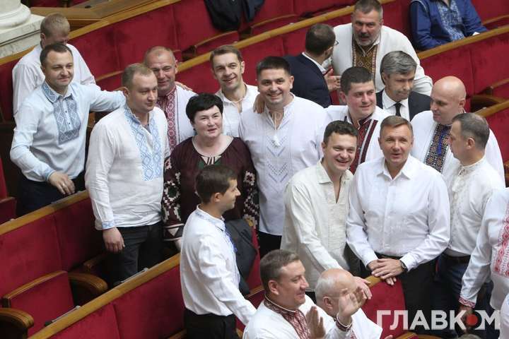 Народні депутати вбралися у вишиванки. Фото з Верховної Ради
