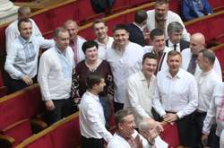 Народні депутати вбралися у вишиванки. Фото з Верховної Ради