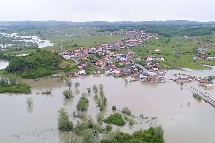 Cела на півночі Боснії і Герцеговини затопила повінь. Відео з дрону