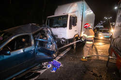 MAN повністю зім'яв задню частину автомобіля