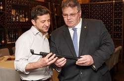  Міністр закордонних справ Литви Лінас Лінкявічюс під час зустрічі у квітні подарував Зеленському перископ 