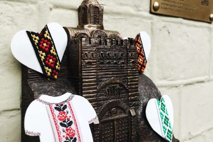 Київські міні-скульптурки вбралися у вишиванки (фото)