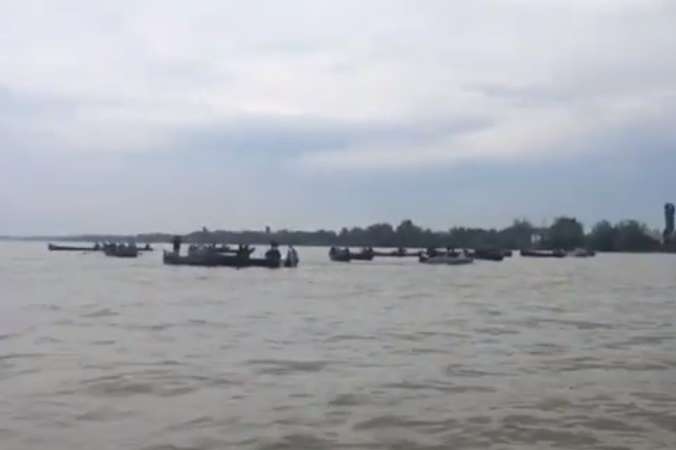 На Одещині рибалки на човнах на знак протесту перекрили Дунай (відео)