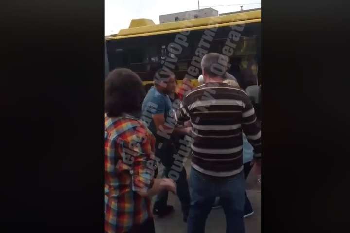 На Оболоні побилися водії маршрутки і тролейбуса (відео)
