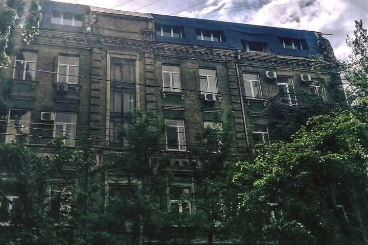 У Києві ділок захопив горище багатоповерхівки і зробив вісім квартир для продажу